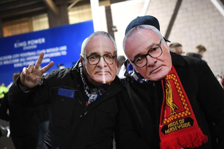 Al King Power Stadium durante la partita col Liverpool  i   tifosi del Leicester rendono omaggio a Claudio Ranieri con maschere e  striscioni.